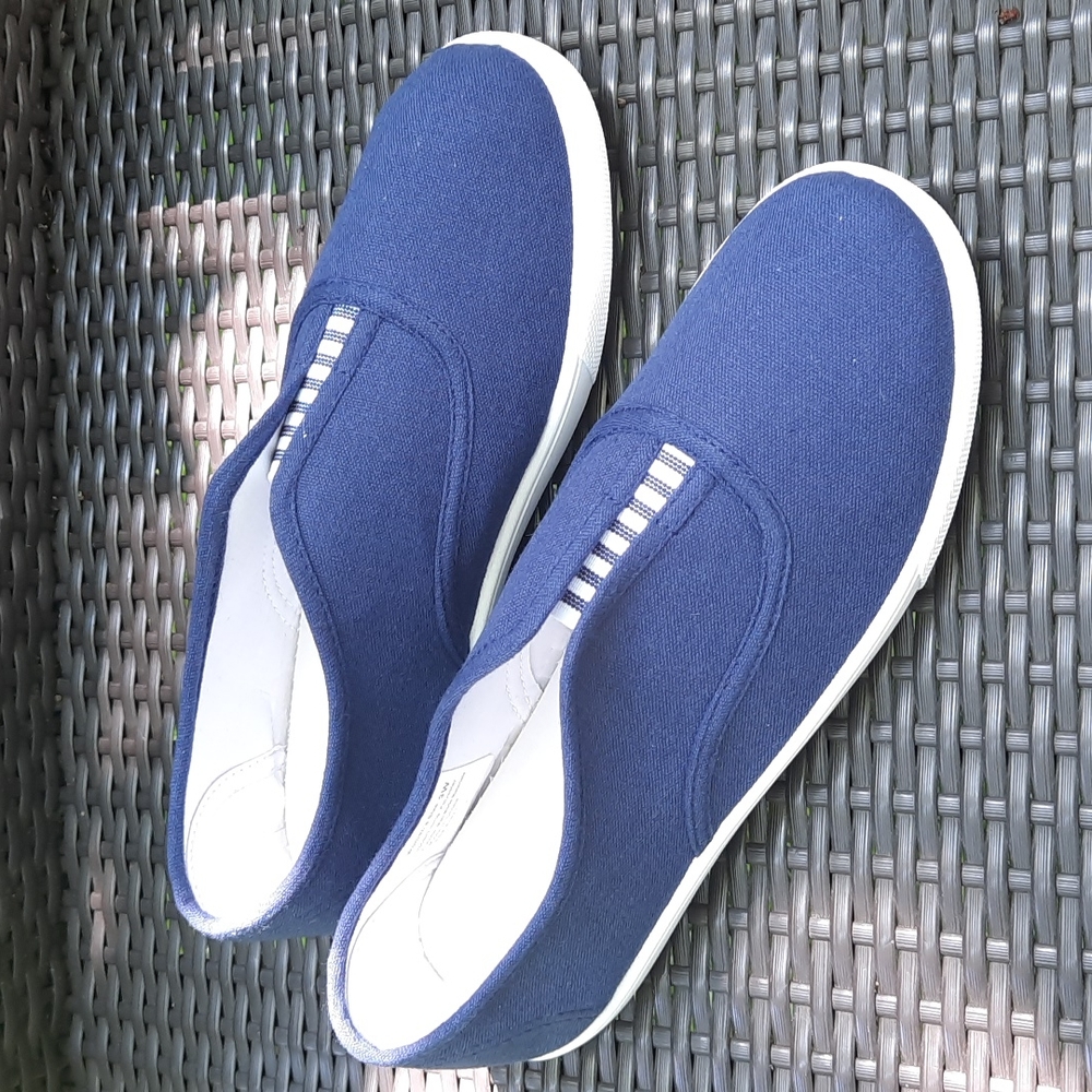 NWT Lightweight Women's Navy Nautical striped slip-on loafers